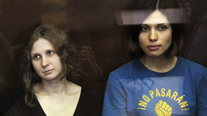 The members of the Pussy Riot punk band Maria Alyokhina and Nadezhda Tolokonnikova during the announcement of the verdict on their case at Moscow's Khamovniki Court (RIA Novosti / Aleksandr Utkin)