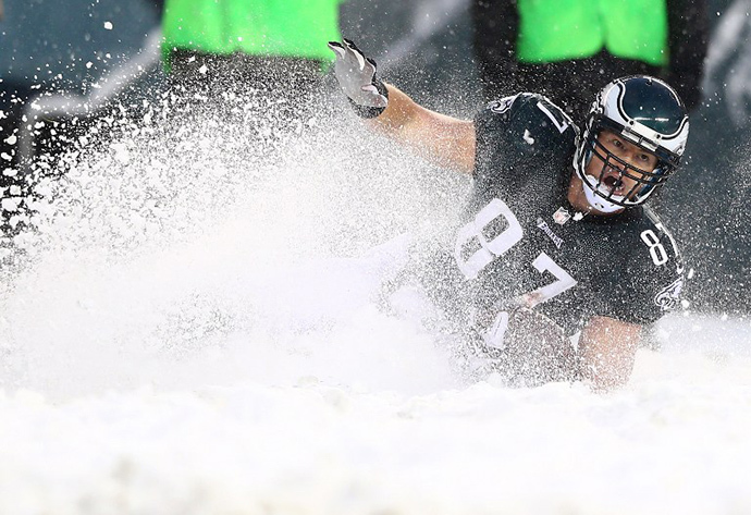 Brent Celek #87 of the Philadelphia Eagles slides on the ground to get the first down in the fourth quarter against the Detroit Lions on December 8, 2013 at Lincoln Financial Field in Philadelphia, Pennsylvania. (AFP Photo / Getty Images Elsa)