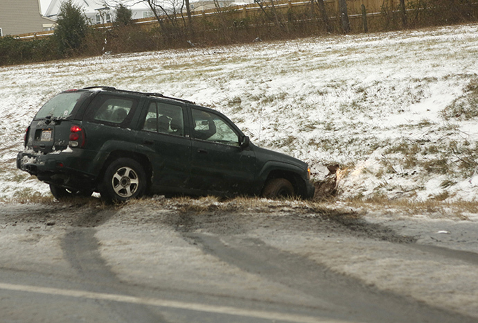 A SUV spins out of control and into a ditch on Interstate 66 in Manassas, Virginia outside of Washington December 8, 2013. (Reuters / Gary Cameron)