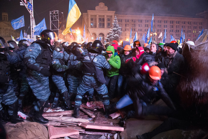 Riot police forces clash with protesters on Independence Square in Kiev late on December 11, 2013. (AFP Photo/Dmitry Serebryakov)