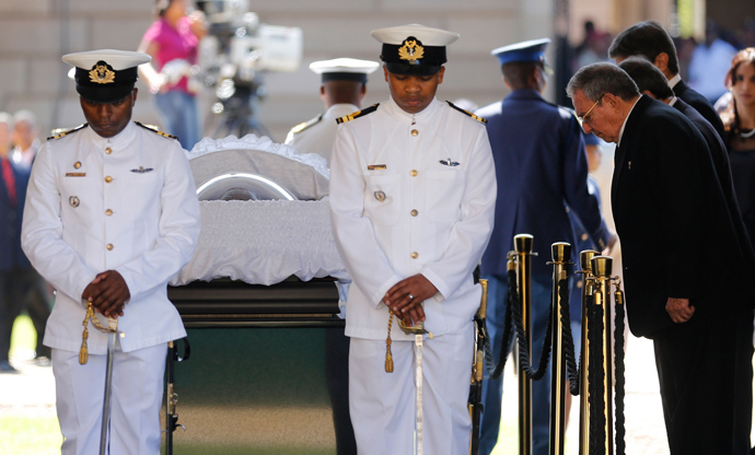 Cuba's President Raul Castro (3rdR) pays his respects to former South African President Nelson Mandela during the lying in state at the Union Buildings in Pretoria on December 12, 2013. (AFP Photo/ Markus Schreiber)