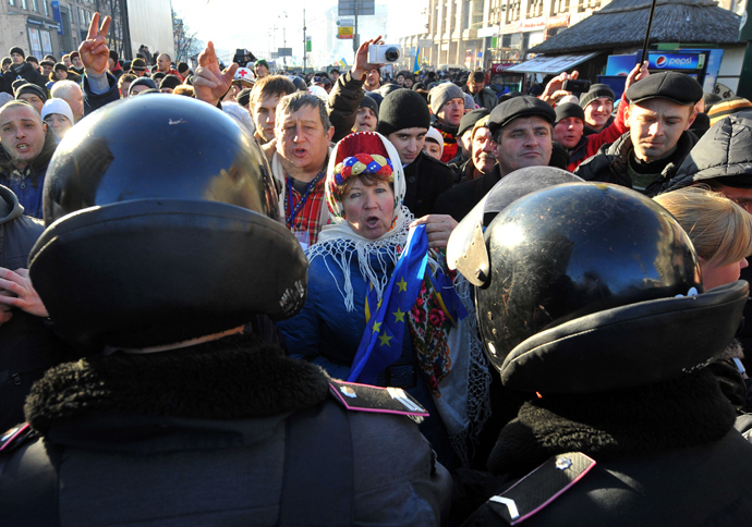 Ukrainian opposition supporters shout at supporters of Ukrainian President Viktor Yanukovych as police separate pro-EU protesters rallying on Independence Square and Yanukovych supporters rallying on European Square in Kiev on December 14, 2013 (AFP Photo / Viktor Drachev)