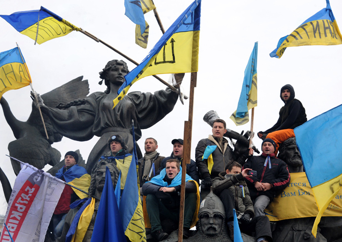 Ukrainian opposition supporters waves flags during a mass rally on Independence Square in Kiev on December 15, 2013. (AFP Photo / Viktor Drachev)