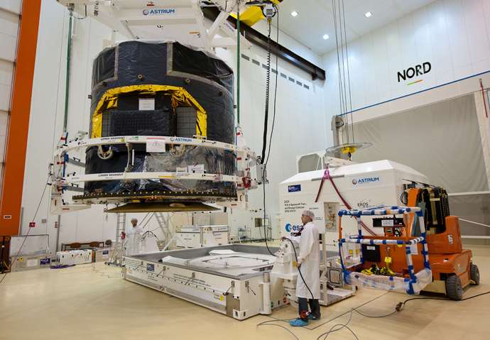 Scientists positioning Gaia at the European space centre in Kourou in the French overseas department of Guiana. (AFP Photo / ESA / CNES / P. Baudon)