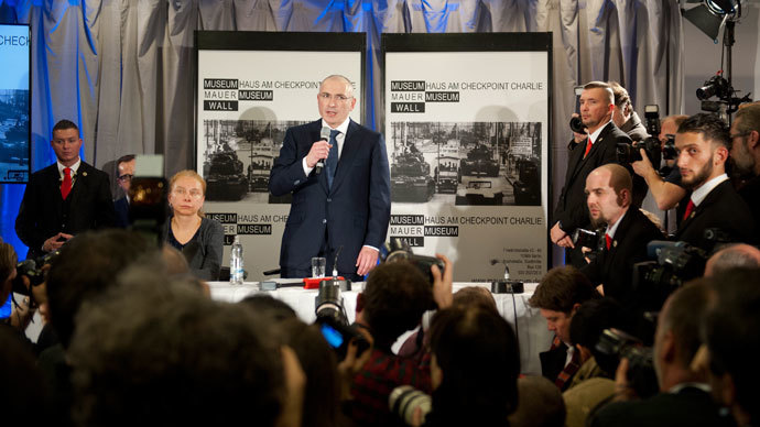 Freed Russian former oil tycoon Mikhail Khodorkovsky speaks next to Alexandra Hildebrandt, director of Museum Haus am Checkpoint Charlie, during his news conference in the museum in Berlin, December 22, 2013. (Reuters / Steffi Loos)