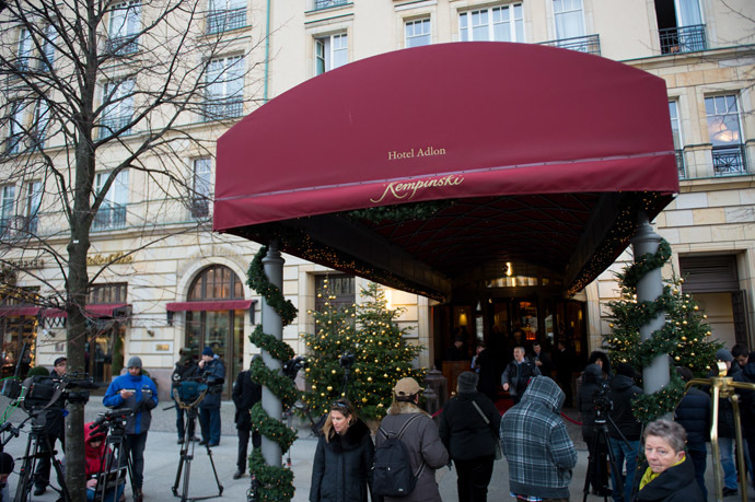 Journalists wait in front of the Hotel Adlon on December 21, 2013 in Berlin, where Russian former oil tycoon and Kremlin critic Mikhail Khodorkovsky stays. (AFP Photo/Johannes Eisele)
