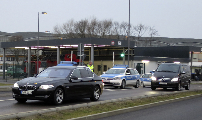 A convoy of cars which are belived to carry former oil tycoon Mikhail Khodorkovsky is escorted by German police as they leave the Schoenefeld airport in Berlin December 20, 2013. (Reuters / Fabrizio Bensch)