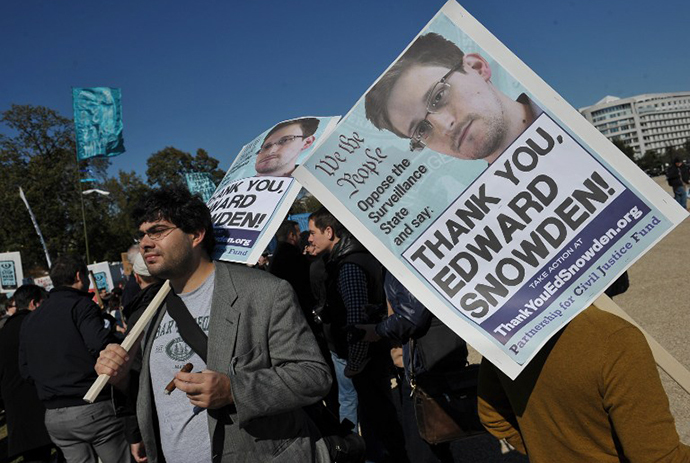 Demonstrators hold placards supporting former US intelligence analyst Edward Snowden during a protest against government surveillance on October 26, 2013 in Washington, DC. (AFP Photo / Mandel Ngan)