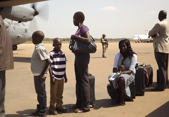 A US army soldier stands guard as a US army aircraft remains on the runway ready to evacuate American nationals who are leaving due to recent unrest and violence in South Sudan, on December 21, 2013, in Juba. (AFP Photo / Samir Bol)