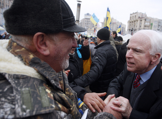 US Senator John McCain (R) shakes hands with a protester during a mass opposition rally at Independence Square in Kiev on December 15, 2013 (AFP Photo / Yury Kirnichny)