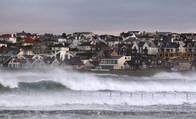 Waves break along the shore in Portstewart in Northern Ireland, on December 24, 2013. (AFP Photo / Peter Muhly)