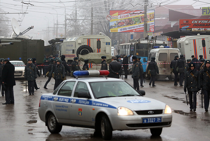 Law enforcement agents at the site of an explosion on a trolleybus near Kachinsky Market in Volgograd. (RIA Novosti / Kirill Braga)