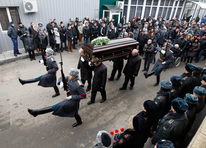 Pallbearers carry the coffin during the funeral honors of Russian police senior sergeant Dmitry Makovkin who was killed by a suicide bomb blast in the city main railway station in Volgograd January 2, 2014.(Reuters / Vasily Fedosenko)