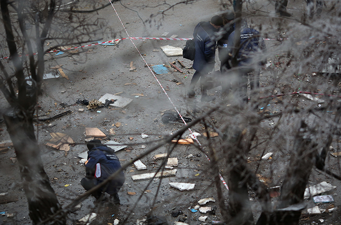 Agents of the Investigative Committee work at the site of an explosion on a trolleybus near Kachinsky Market in Volgograd. (RIA Novosti / Kirill Braga)
