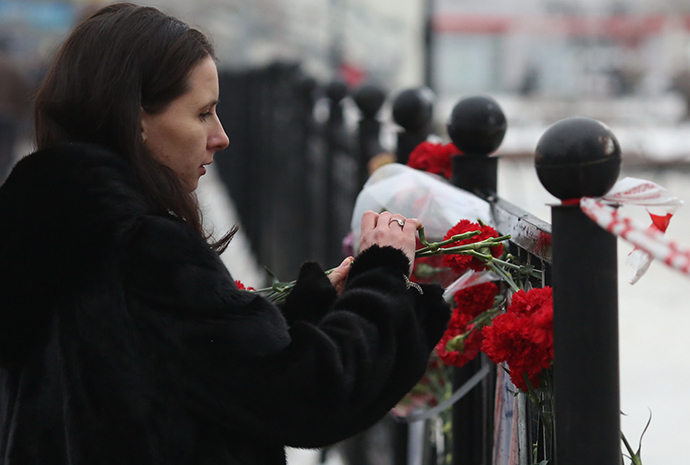 A woman lays flowers to commemorate victims in the explosion at the Volgograd railway station. (RIA Novosti / Kirill Braga)