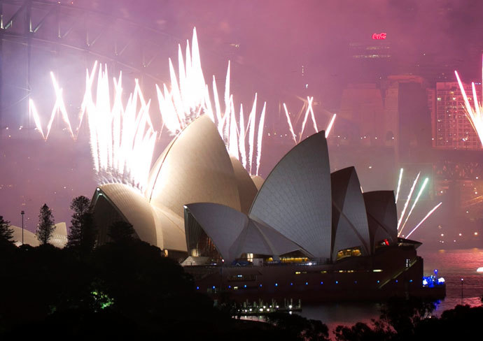 Fireworks explode off the Sydney Opera House at midnight, ushering in the new year, in Sydney January 1, 2014.(Reuters / Jason Reed)