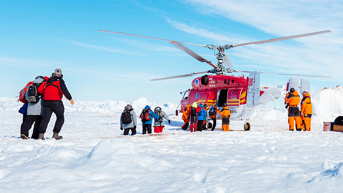This image taken by expedition doctor Andrew Peacock of www.footloosefotography.com on January 2, 2014 shows a helicopter from the nearby Chinese icebreaker Xue Long picking up the first batch of passengers from the stranded Russian ship MV Akademik Shokalskiy as rescue operations take place after over a week of being trapped in the ice off Antarctica. (AFP Photo)