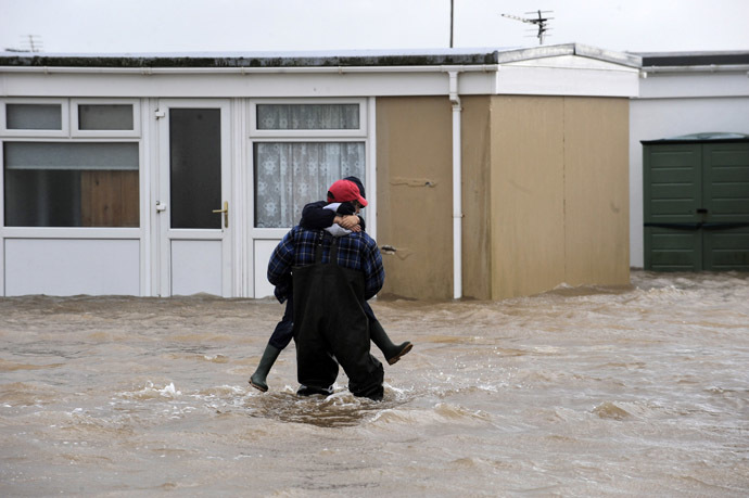 Holiday chalets at Carmarthen Bay Holiday Park are surrounded by flood water caused by high tides in Kidwelly, West Wales, January 3, 2014. (Reuters/Rebecca Naden)