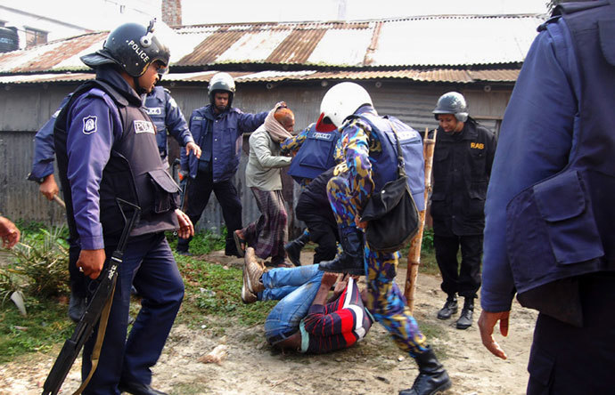 Bangladeshi police beat a suspect following an attack on a polling station in the northern town of Bogra on January 5, 2014.(AFP Photo / Stringer)