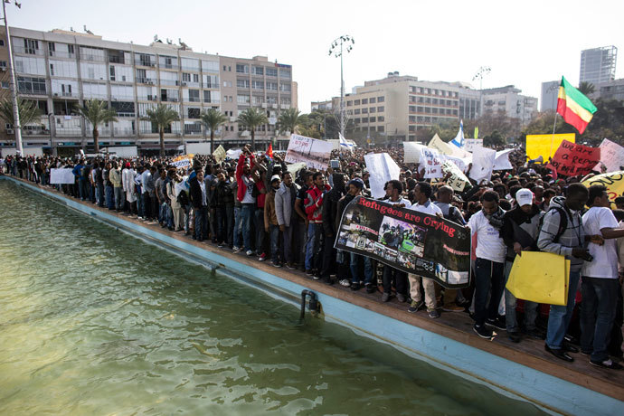 African migrants hold signs during a protest at Rabin Square in Tel Aviv January 5, 2014. (Reuters / Nir Elias)