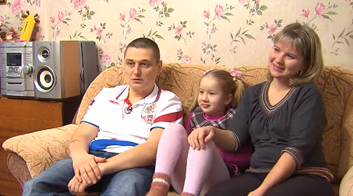 The Captain of the 2014 Russian sledge-hockey Paralympic team Vadim Selyukin and his family (Still from RT video)