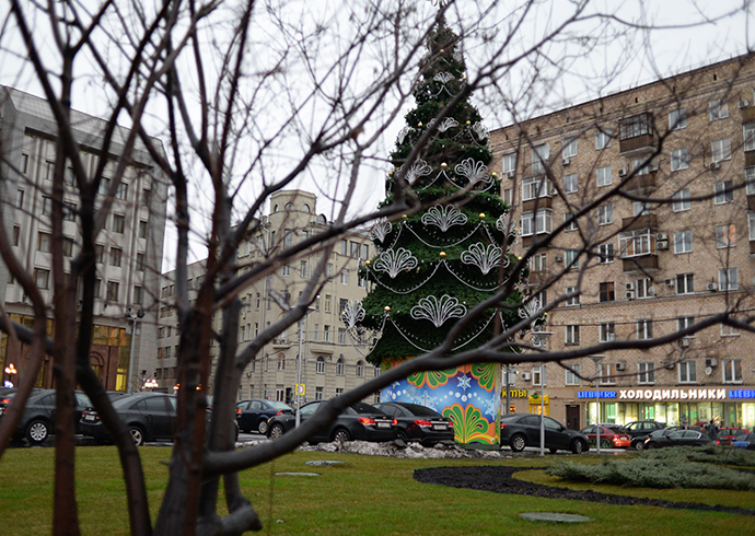 New Year fir tree on Zubovsky Boulevard just behind a green lawn where the snow melted due to the temperature of plus 8 degrees C on January 10, 2014 (RIA Novosti / Valeriy Melnikov)