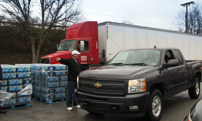 Water is distributed to residents at the South Charleston Community Center in Charleston, West Virginia, January 10, 2014.(Reuters / Lisa Hechesky)