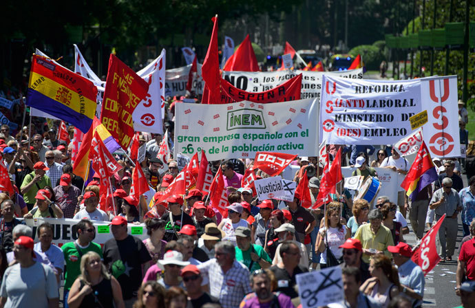 People attend a demonstration organized by CCOO and UGT Union workers in Madrid.( AFP Photo / Dani Pozo)