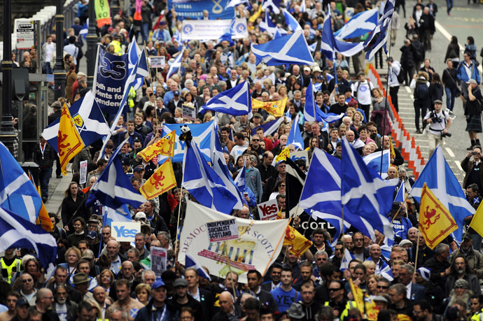 Pro-independence supporters march in Edinburgh on September 21, 2013 for a march and rally in support of a yes vote in the Scottish Referendum to be held on September 18, 2014. (AFP Photo)