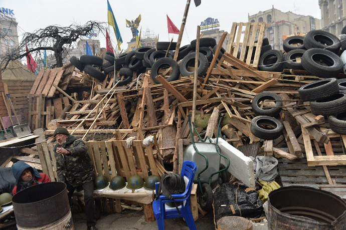 Protesters guard a barricade set on the Independence Square during a non-stop protest of the Ukrainian opposition on December 20, 2013 in Kiev. (AFP Photo / Sergey Supinsky)