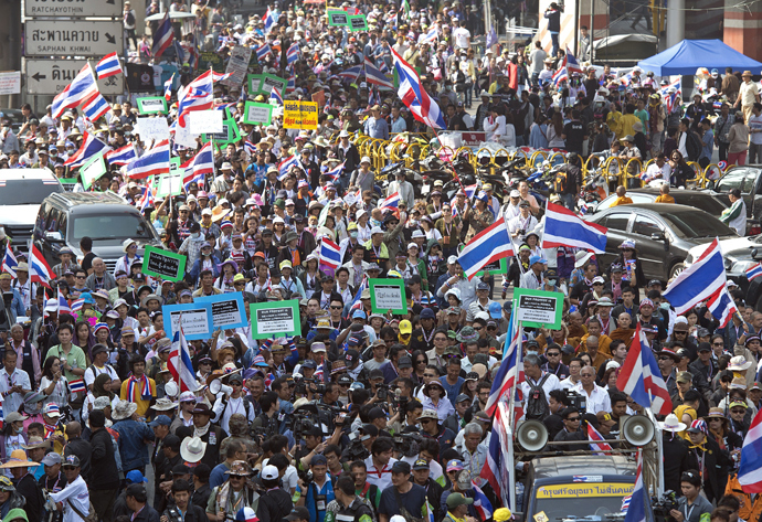 Thai anti-government protesters wave national flags during a rally in Bangkok on January 19, 2014 (AFP Photo)