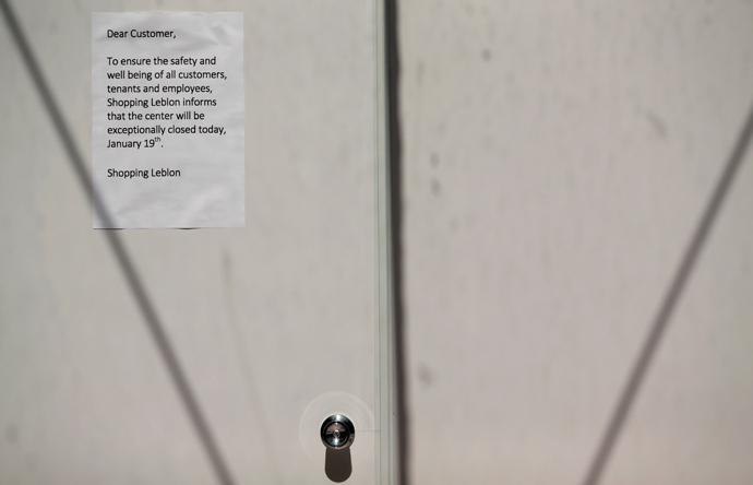 A notice to patrons of the Shopping Leblon mall is seen posted to one of its doors during a "Rolezinho" movement in Rio de Janeiro January 19, 2014 (Reuters / Ricardo Moraes)