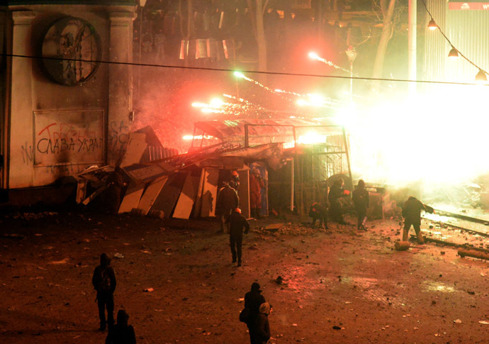 Grenade explodes during clashes between police and rioters in central Kiev on January 20, 2014. (AFP Photo)