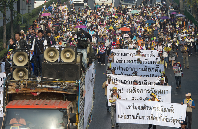 Thai anti-government protesters parade to surrounded polling station during a rally in Bangkok on January 26, 2014 (AFP Photo)