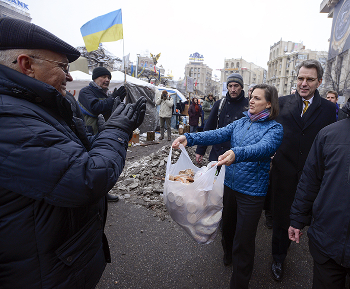 A handout picture released on December 10, 2013 by Ukrainian Union Opposition press services hows US Assistant secretary of State for European and Eurasian Affairs Victoria Nuland (R) distributing cakes to protesters on the Independence Square in Kiev on December 10, 2013. (AFP Photo / Andrew Kravchenko)