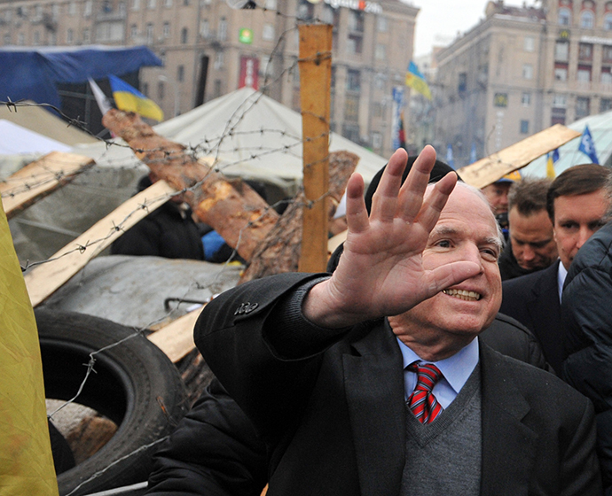 US Senator John McCain greets protestors as he visits Independence Square in Kiev during a mass rally by the opposition on December 15, 2013. (AFP Photo / Yuriy Dyachyshyn)