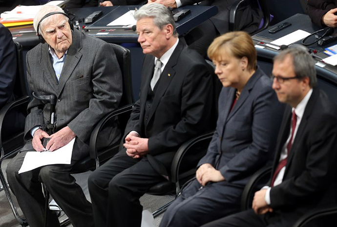 (L-R) 95-year-old Russian author Daniil Granin, German President Joachim Gauck, German Chancellor Angela Merkel and the President of the German Constitutional Court Andreas Vosskuhle attend a commemorative ceremony for the victims of Nazism at the Bundestag in Berlin on January 27, 2014. (AFP Photo / Wolfgang Kumm)