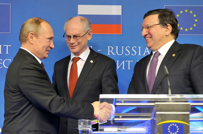 (From L) Russian President Vladimir Putin, EU Council president Herman Van Rompuy and European Commission President Jose Manuel Barroso talk at the end of their joint press conference on January 28, 2014 following an EU-Russia summit at the EU Headquarters in Brussels. (AFP Photo / Georges Gobet)