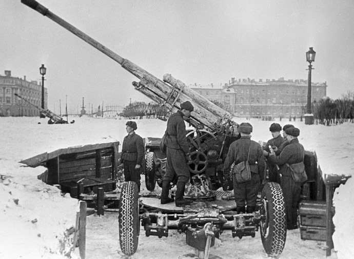 Soviet anti-aircraft gunners preparing a gun for the battle in Marsovo Pole in Leningrad. (RIA Novosti/Boris Kudoyarov)
