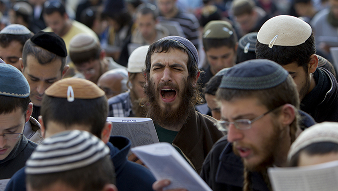 Hardline national religious Israeli Jews attend a mass at the Western Wall in Jerusalem's old city on January 30, 2014 against the ongoing Israeli-Palestinian peace talks. (AFP Photo / Ahmad Gharabli)