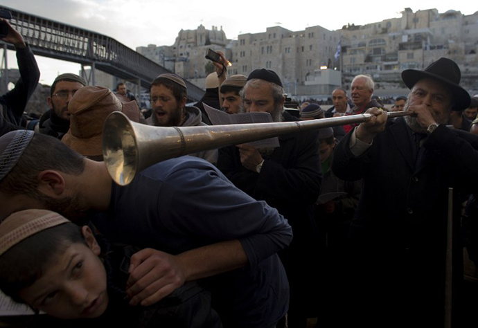 A hardline national religious Israeli Jew plays horn during a mass at the Western Wall in Jerusalem's old city on January 30, 2014 against the ongoing Israeli-Palestinian peace talks. (AFP Photo / Ahmad Gharabli)