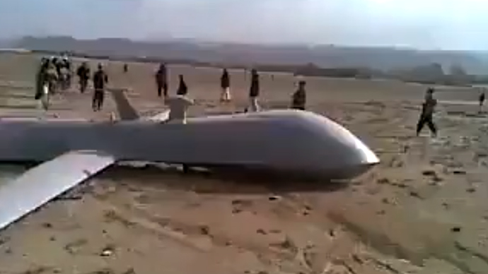 Video: Afghans stone US drone