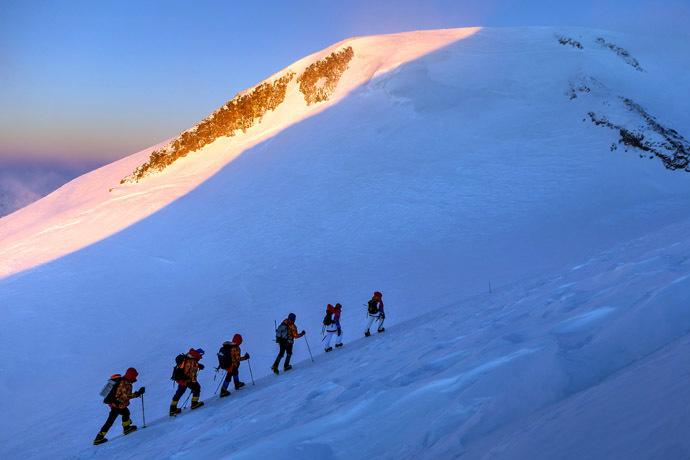 A handout picture taken during the Sochi 2014 Winter relay on October 22, 2013 and released by the Sochi 2014 Winter Olympics Organizing Committee, shows torchbearers carrying an Olympic torch to the Elbrus Mount in Russia's North Caucasus region. (AFP Photo/Sochi 2014 Winter Olympics Organizing Committee)