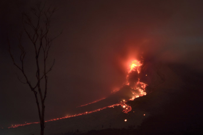 In this photo taken of January 21, 2014 from Karo district, molten lava rolls down from the crater of Mount Sinabung volcano during an eruption. (AFP Photo)