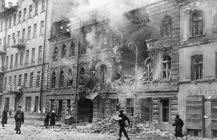 A street after a German artillery raid during the Leningrad blockade (RIA Novosti)