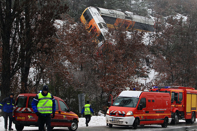 Gendarmes and rescuers mobilize for search and rescue operations by a train wreckage near Digne-les-Bains in the French Alps after a train derailed on February 8, 2014. (AFP Photo / Jean-Christophe Magnenet)