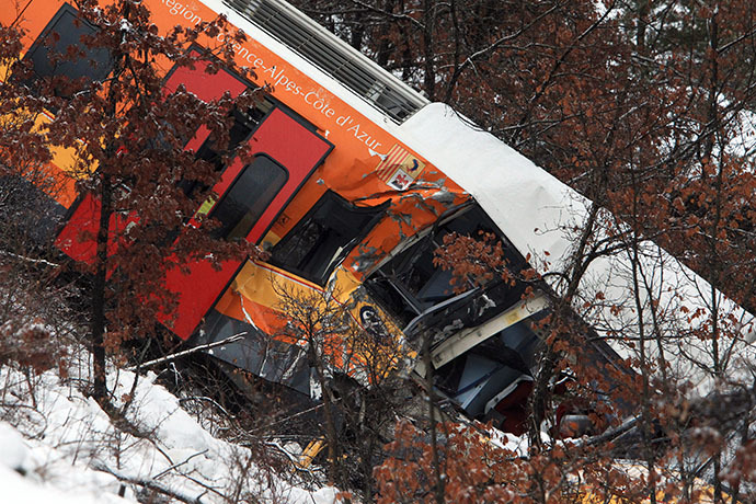 A picture shows the passenger train hit by a massive falling boulder near Digne-les-Bains, in the French Alps on February 8, 2014. (AFP Photo / Jean-Christophe Magnenet)