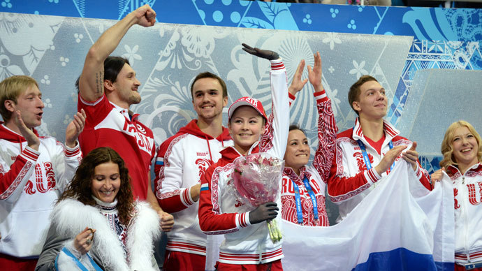 Russia's Yulia Lipnitskaya celebrates with her team after she performs in the Women's Figure Skating Team Free Program at the Iceberg Skating Palace during the Sochi Winter Olympics on February 9, 2014 (AFP Photo / Yuri Kadobnov)