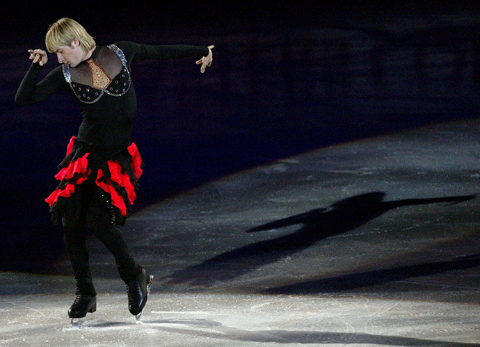 2004 World champion Evgeni Plushenko of Russia dressed like a woman performs during the Exhibition Gala at the 2004 World Figure Skating Championships in Dortmund, 28 March 2004. (AFP Photo / Jacques Demarthon)