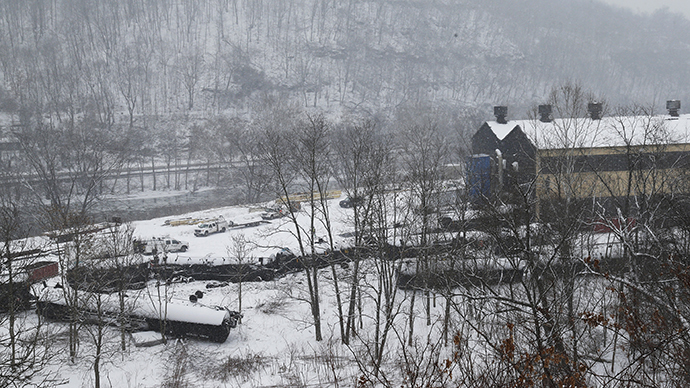 The wreckage of a train derailment lies in the snow near Vandergrift, Pennsylvania February 13, 2014. (Reuters / Jason Cohn)